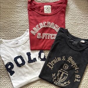 🐤 3 short-sleeve t-shirts.